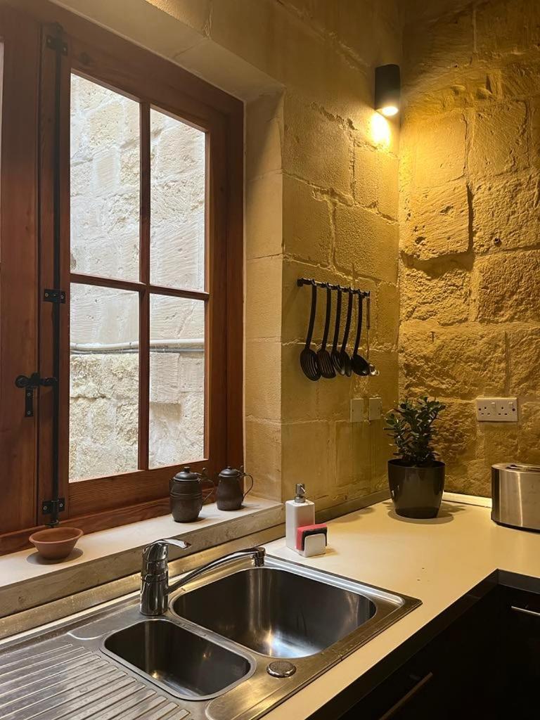 A Remarkable 500 Years Old House Of Character Senglea Exterior photo