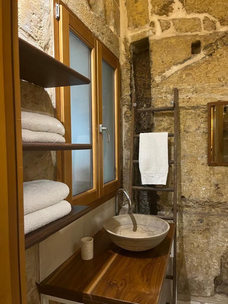 A Remarkable 500 Years Old House Of Character Senglea Exterior photo