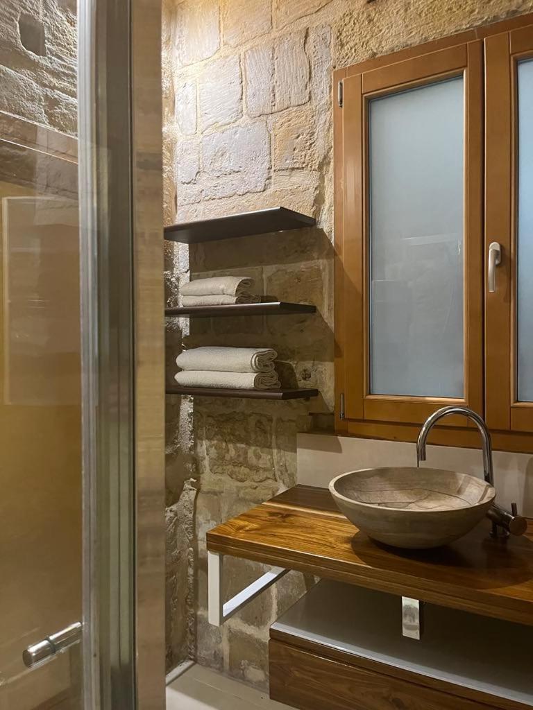 A Remarkable 500 Years Old House Of Character Senglea Exterior photo