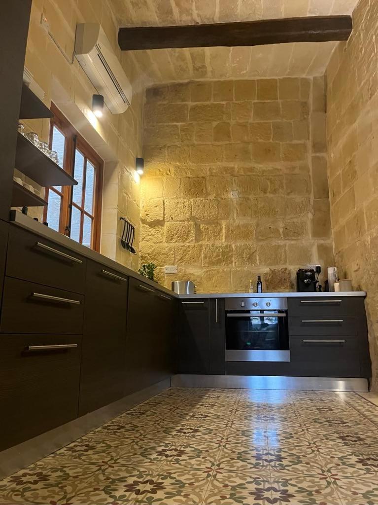 A Remarkable 500 Years Old House Of Character Senglea Exterior photo